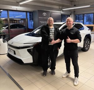 Automyyjämme Miika luovutti tänään vakioasiakkaalleen, autokorjaamo Puijon Autohuollon yrittäjä Alpo Brandtille 30:nnen uuden au...