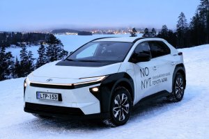 Kuopion Seutu -lehti koeajoi uudistuneen Toyota bZ4X:n