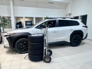 Toyota bZ4X Touring: talvirenkaat 490 € ja edullinen rahoitus