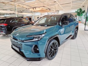 Uusi Toyota RAV4 Plug-in Hybrid on vähän kuin kaksi autoa yhdessä