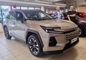 Antti Hirvonen luovutti tänään Jari Niemelälle Kuopion ensimmäisen uuden sukupolven Toyota RAV4 Plug-in -mallin