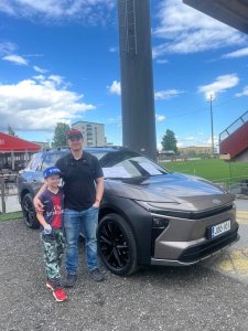 Mikko Tuomainen ennakkotilasi uuden Toyota bZ4X Touringin ja näki auton ensimmäistä kertaa tänään KuPSin pelissä.🤩 Autoa katsoma...