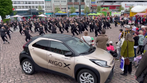 Kuopio Tanssii ja Soi avajaiset torilla juuri nyt. Tervetuloa katsomaan upeita esityksiä ja tutustumaan uuteen Toyota AygoX:ään.